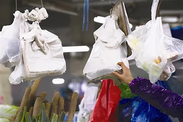 儲存一次性不可降解塑料制品且拒絕整改，?？谝晃锪髌髽I(yè)被罰10萬元